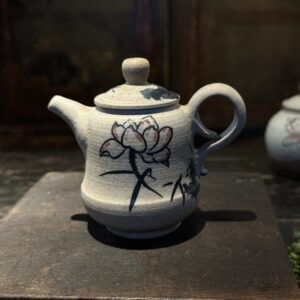 墨荷正把壺